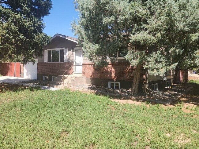 Building Photo - Lovely 4 Bedroom, 2 Bath home available NOW!