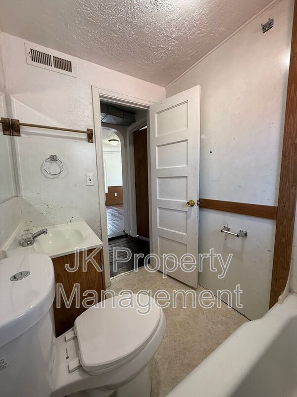 Building Photo - 1409 6th Ave NW