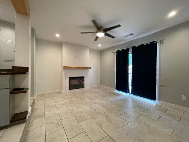 Building Photo - 1384 Wood Cir S
