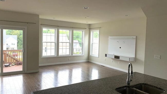 Building Photo - 7 Locust Ln