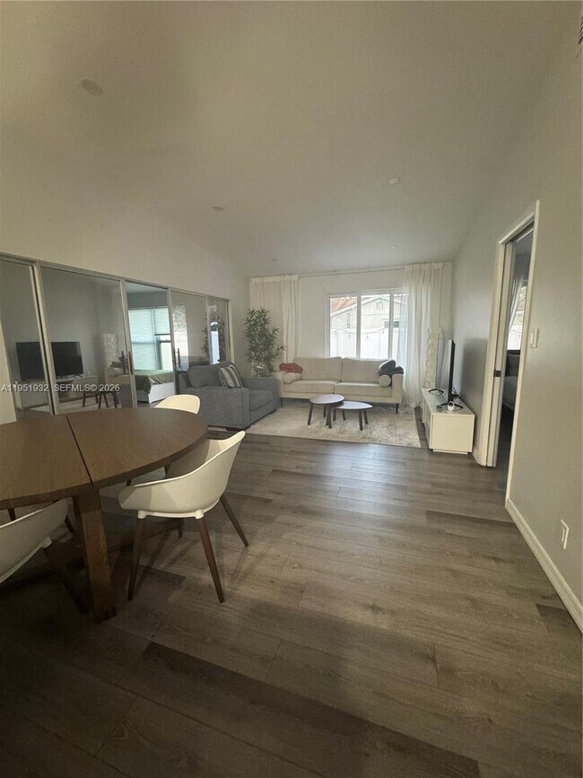 Building Photo - 5482 Lakewood Cir S