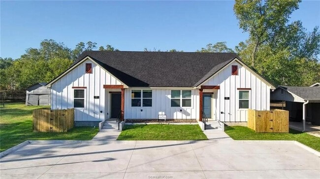 Building Photo - 603 N Echols St