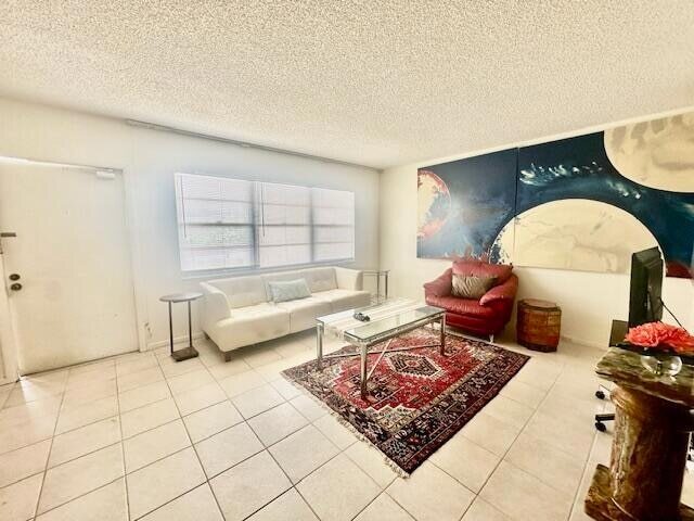 Building Photo - 4014 Newcastle A