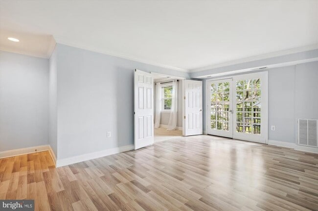 Building Photo - 5909 Quantrell Ave