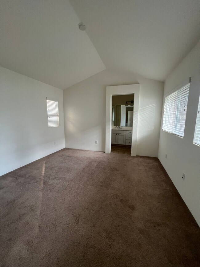 Building Photo - Lovely 3 bedroom 2 bath home in Ka Makana ...