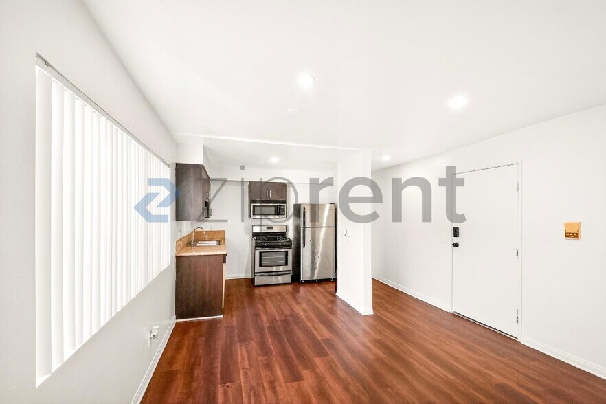 Building Photo - 843 S Ardmore Ave