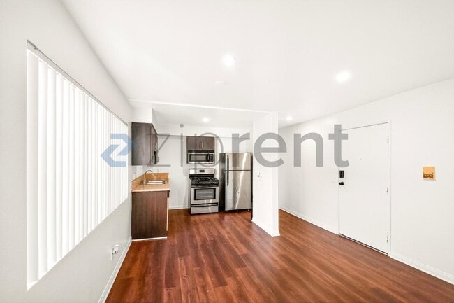 Building Photo - 843 S Ardmore Ave