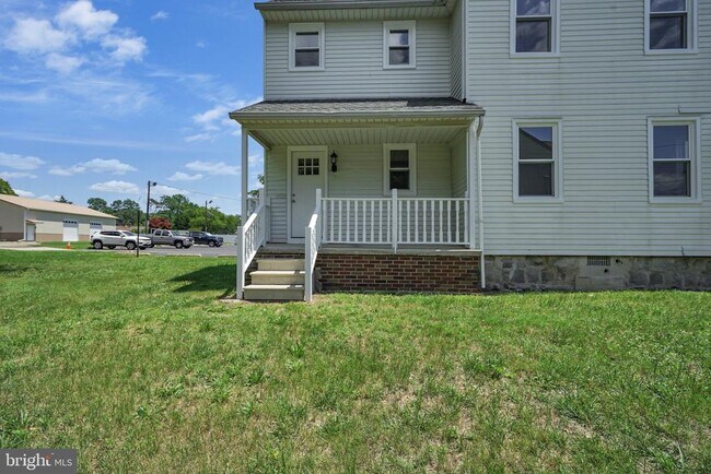 Building Photo - 121 E Browning Rd