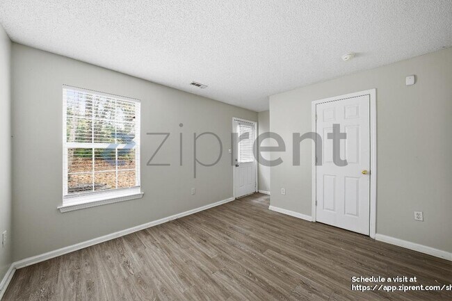 Building Photo - 584 Windsor St SW