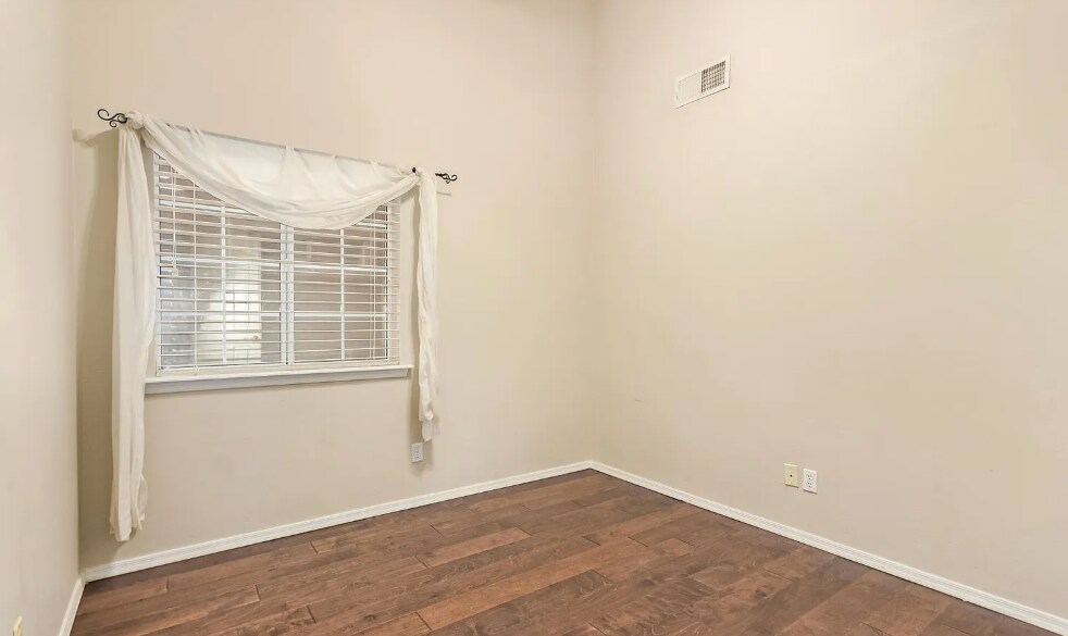 Building Photo - 517 S Paradise Dr