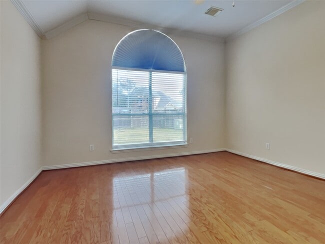 Building Photo - 3009 Fallbrook Ct