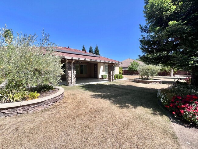 Building Photo - $2,695 Bullard & Hwy 99, 4 Bedroom With So...