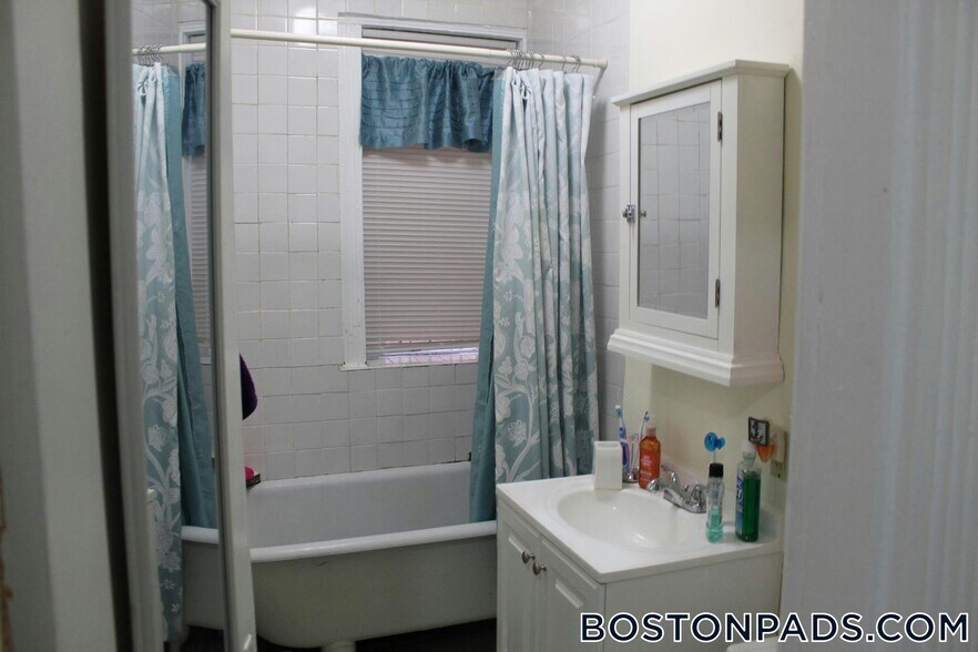 Building Photo - 463 Park Dr