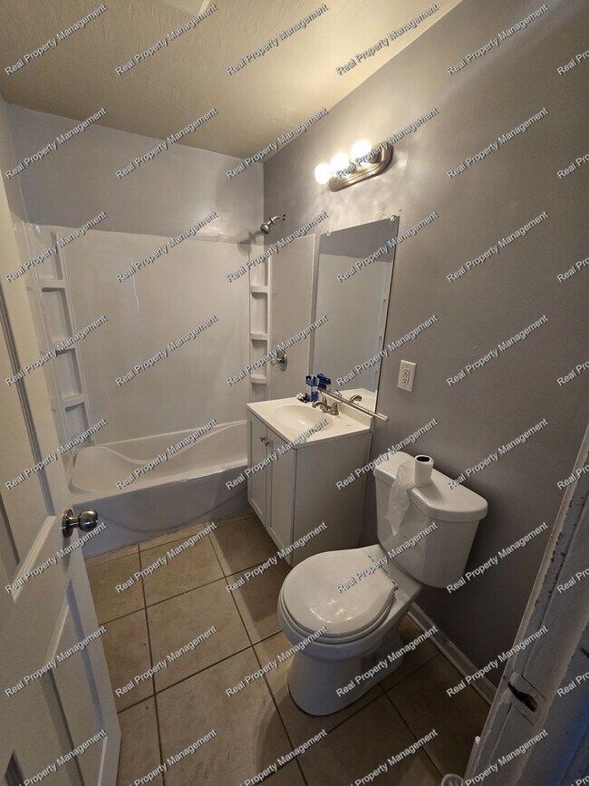 Building Photo - Updated Hobart Ranch