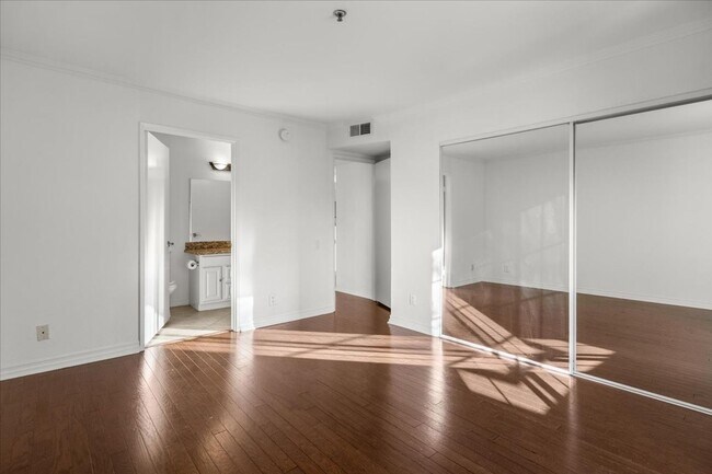 Building Photo - Bright 3-Bedroom Condo with Balcony and Fireplace in Prime Sherman Oaks