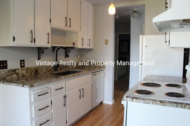 Building Photo - Ready To Go! Very Nice 2 bedroom Condo!!!