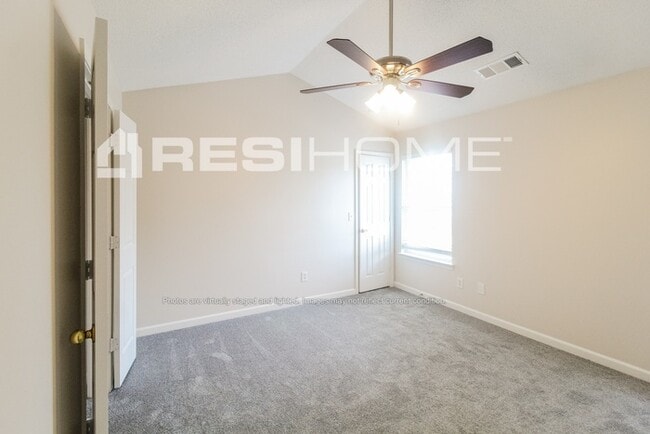 Building Photo - 211 Coral Cir