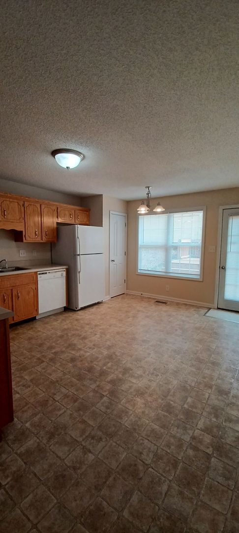 Building Photo - Cute home close to Fort Campbell