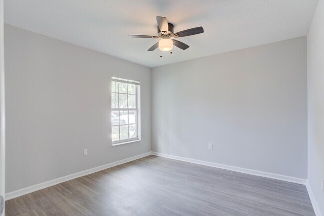 Building Photo - 9240 Roan Ln