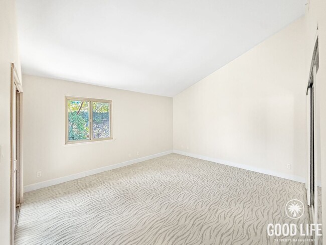 Building Photo - Top-Floor 3BR Retreat with Balcony Views & In-Unit Laundry in San Diego!