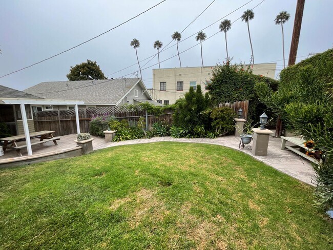 Building Photo - Downtown Ventura Bungalow with Beautiful Y...