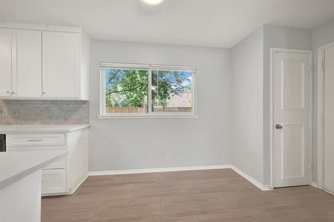 Building Photo - 819 Kingswood Ave