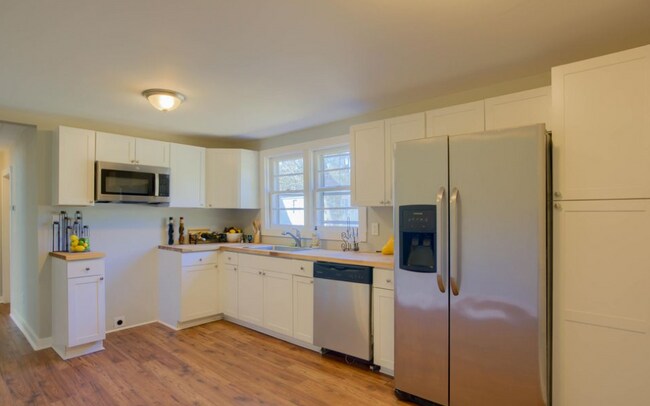 Building Photo - "Charming 3-Bedroom Home on Wilmington Highway!"