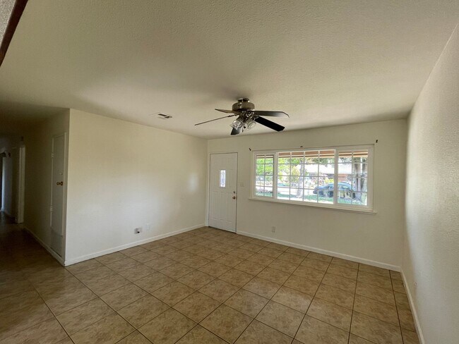 Building Photo - 4 Bedroom 2 Bath Ranch Style Home in Lemoore