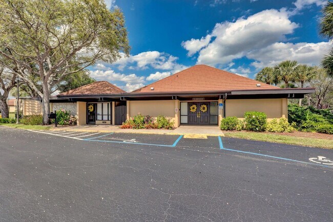 Building Photo - 5390 Woodland Lakes Dr