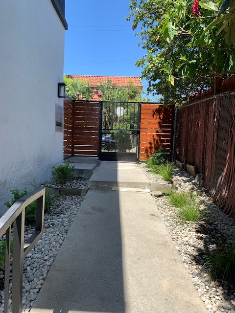 WALK WAY - 1242 N Westmoreland Ave