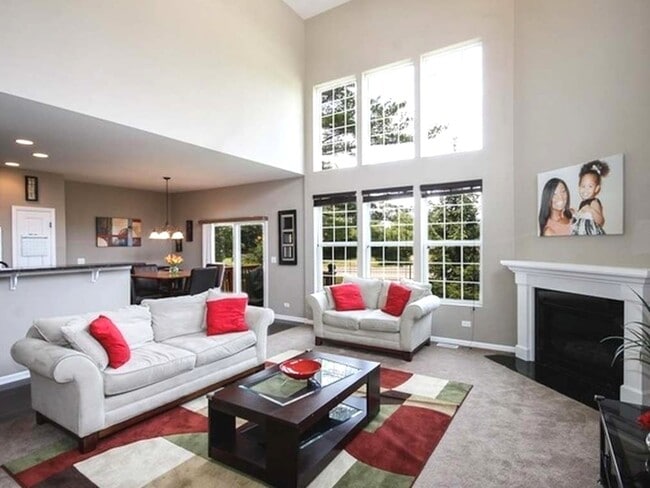 Building Photo - 10S410 Carrington Cir