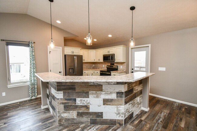 Building Photo - 5 Bedroom 3 Bathroom Single Family Home North Sioux Falls!