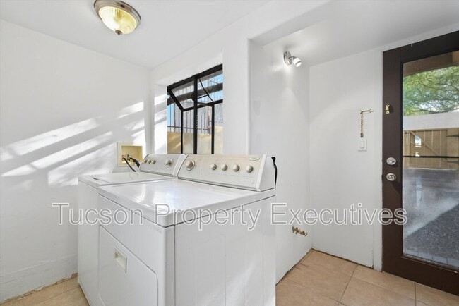 Building Photo - 837 S 8th Ave