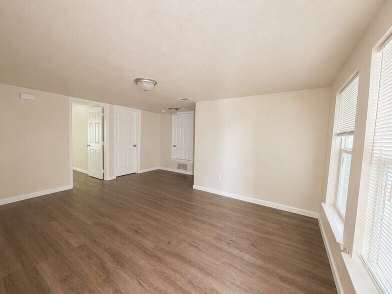 Building Photo - 824 Karnes St