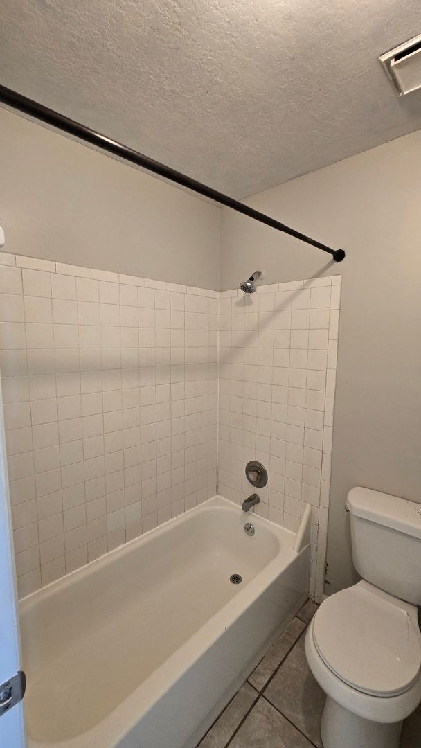 Building Photo - 3 Bed, 2 Bath, 1 Car garage.