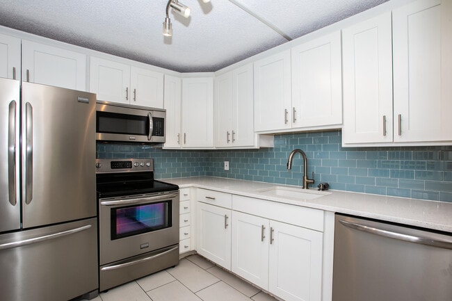 Building Photo - 9441 Live Oak Pl
