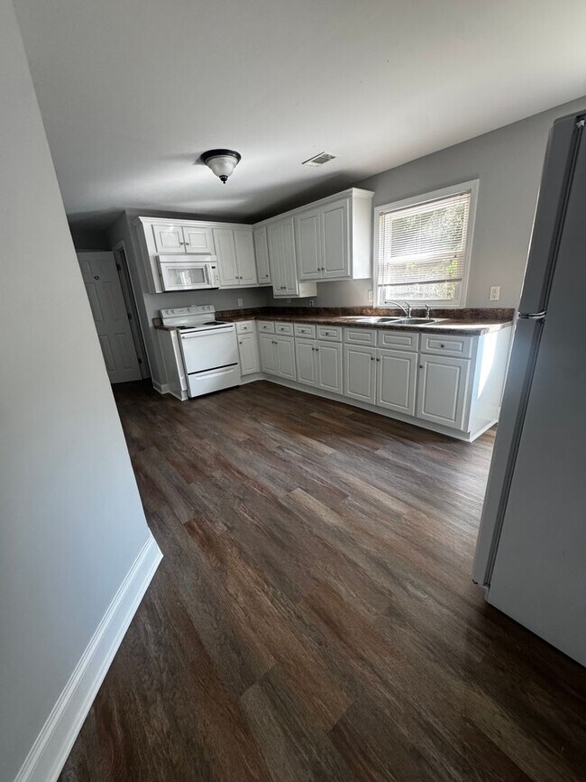 Building Photo - 1076 Corley Dr