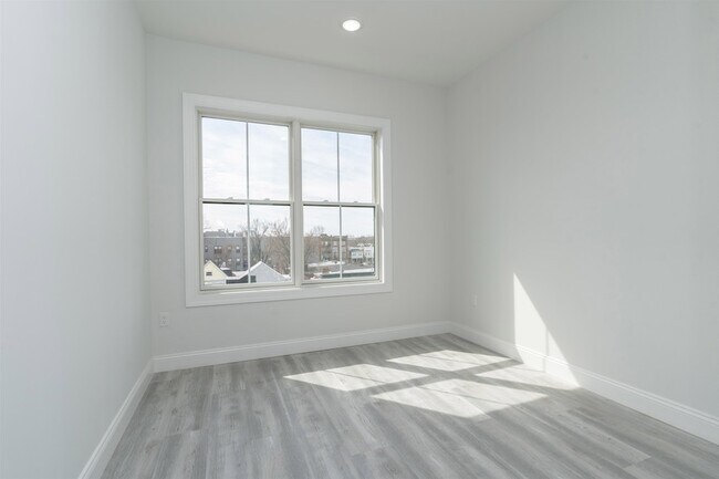 Building Photo - 144 Bergen Ave