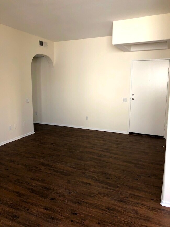 Building Photo - 1402 Wellesley Ave