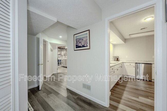 Building Photo - 9564 Basilwood Dr