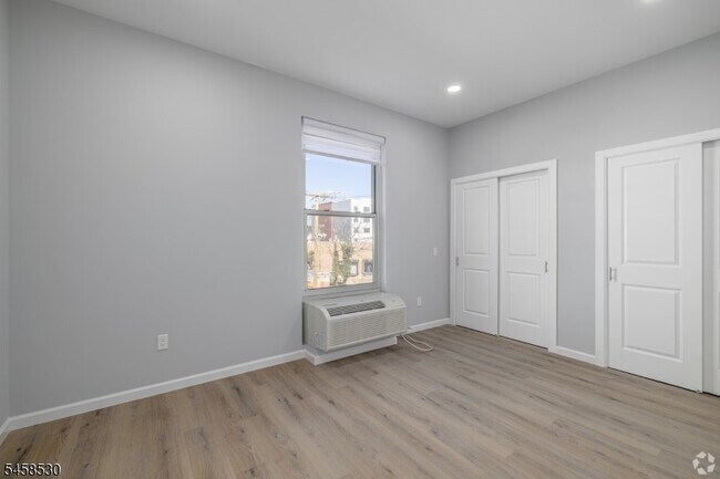 Building Photo - 208 W 7th St