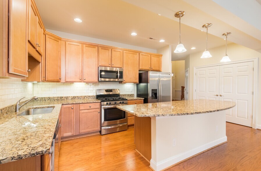 Building Photo - 3020 Glen Valley Dr
