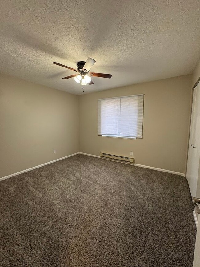 Building Photo - Three bedroom one bathroom townhouse for rent