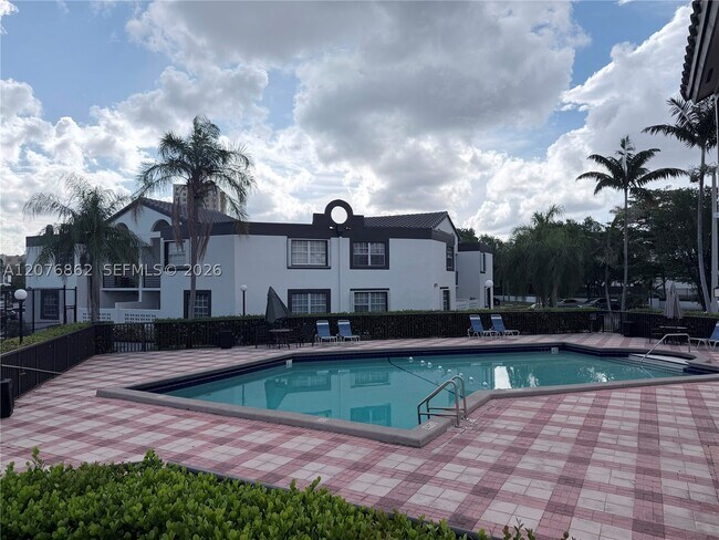 Building Photo - 9731 Fontainebleau Blvd