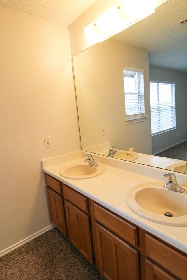 Building Photo - 945 Schertz Pkwy