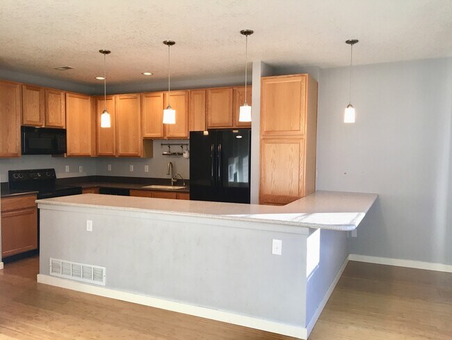 Building Photo - Gorgeous and Spacious Townhome in Waneka L...