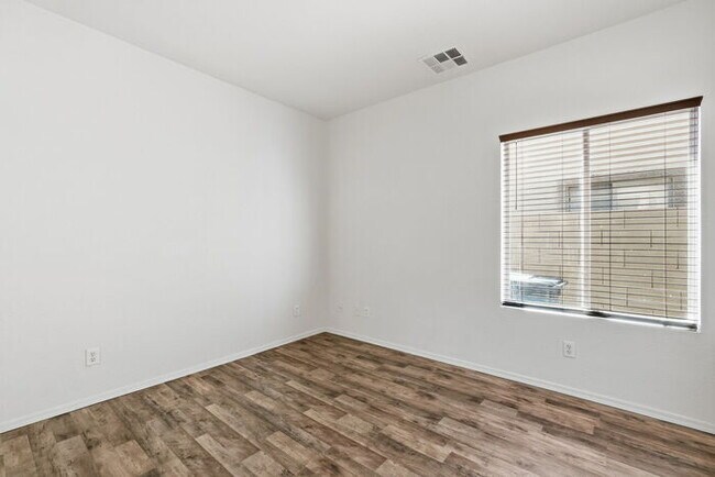 Building Photo - Moving in Special on OAC, 6bedroom 3bath Sparkling pool