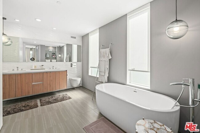 Building Photo - 2736 Armacost Ave