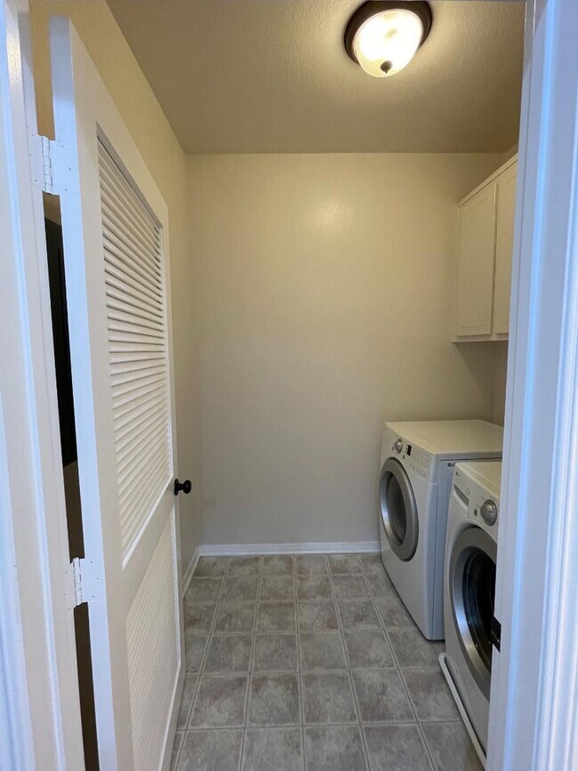 Building Photo - 2208 Pasadena Ct