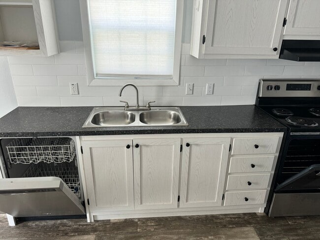 Building Photo - BEAUTIFUL +55 HOA COMMUNITY- ASK ABOUT OUR...